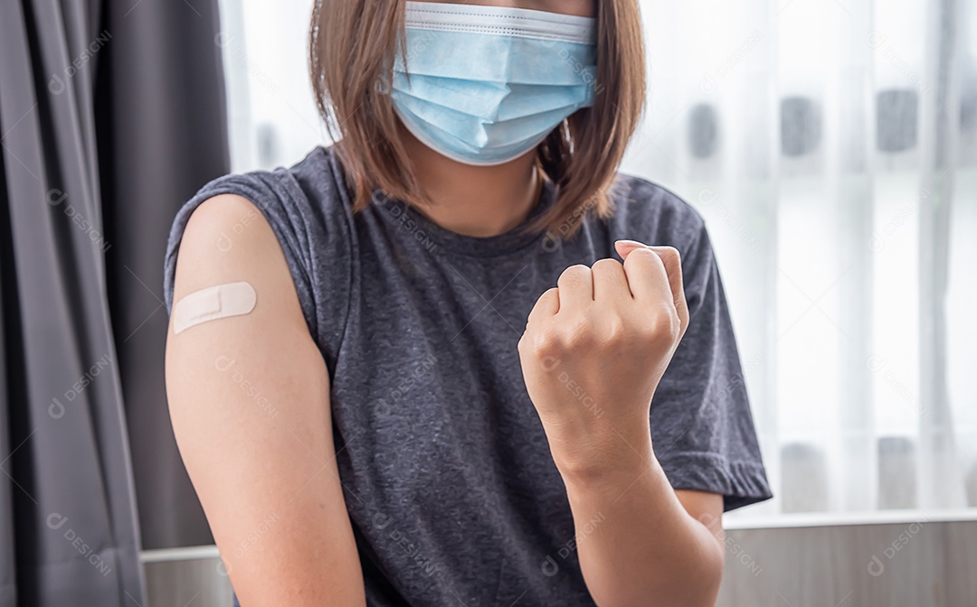 Linda mulher asiática confiante depois de ser vacina cobiçosa