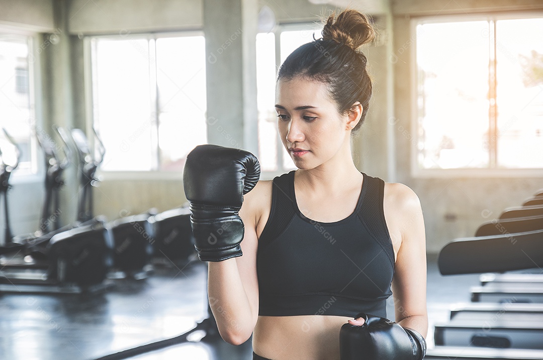 Linda mulher asiática se exercitando boxe na academia ou centro esportivo