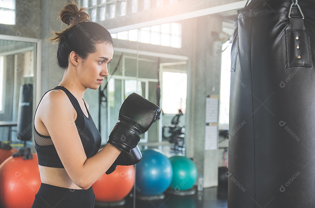 Linda mulher asiática se exercitando boxe na academia ou centro esportivo
