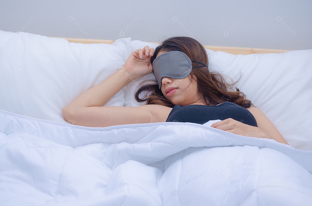 Linda mulher asiática relaxar dormir na cama