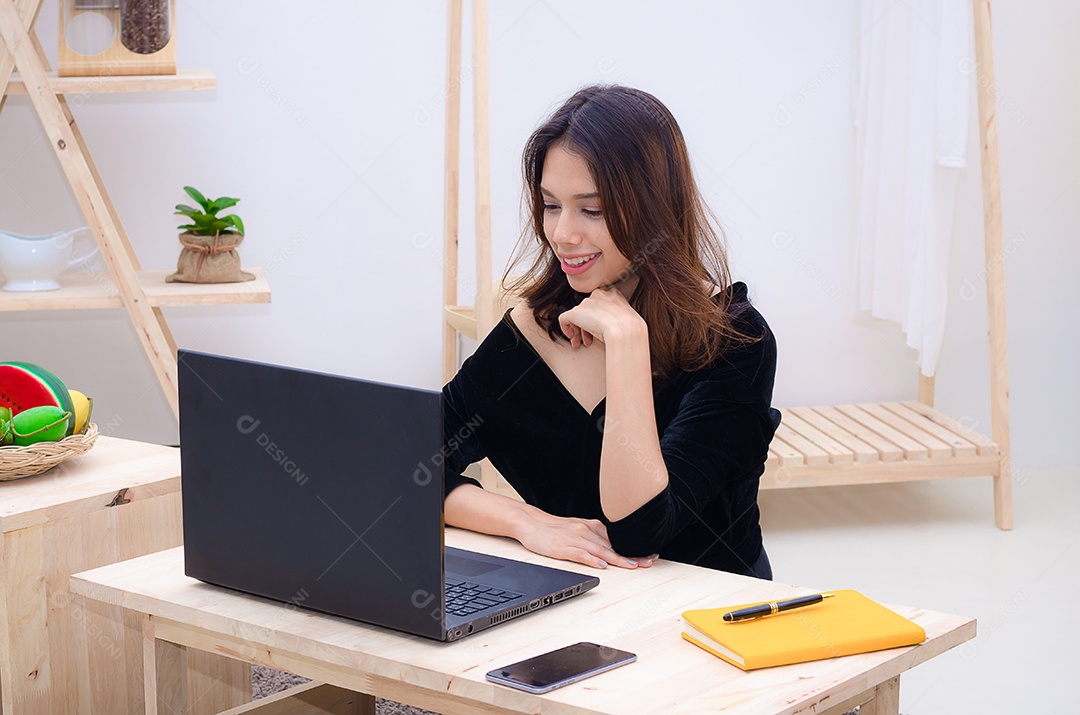 Linda mulher asiática usa computador notebook trabalha em casa