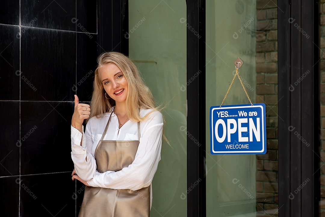 Mulher bonita está feliz em abrir uma cafeteria