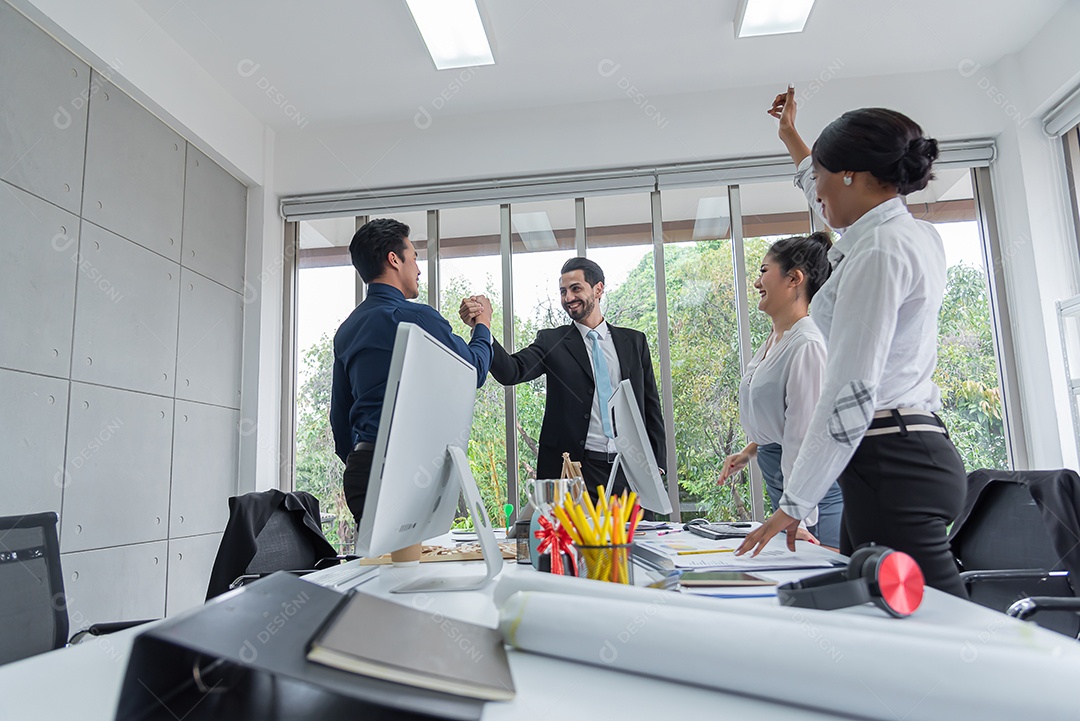 Chefe de mão junto com homem de negócios para unidade