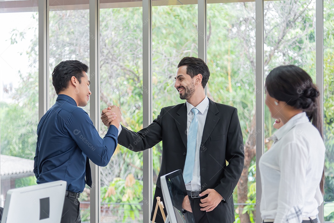 Chefe de mão junto com homem de negócios para unidade