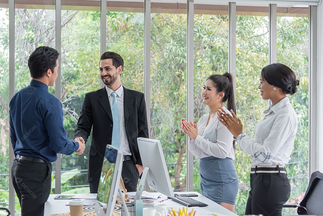Chefe de mão junto com homem de negócios para unidade