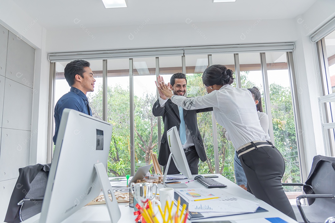 Mão do chefe junto com a empresária para unidade, trabalho em equipe