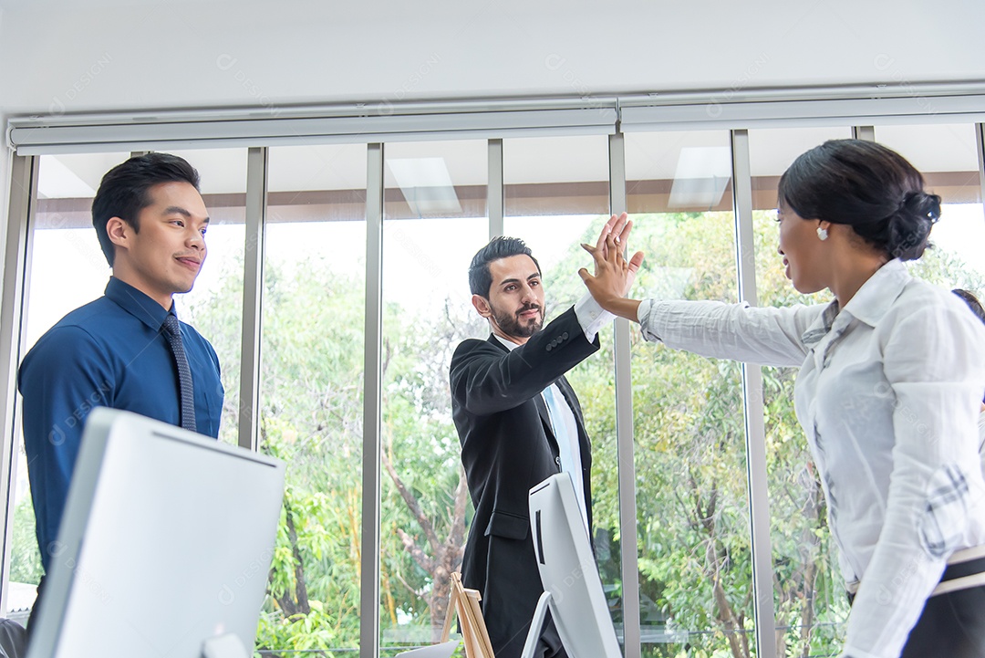 Mão do chefe junto com a empresária para unidade, trabalho em equipe