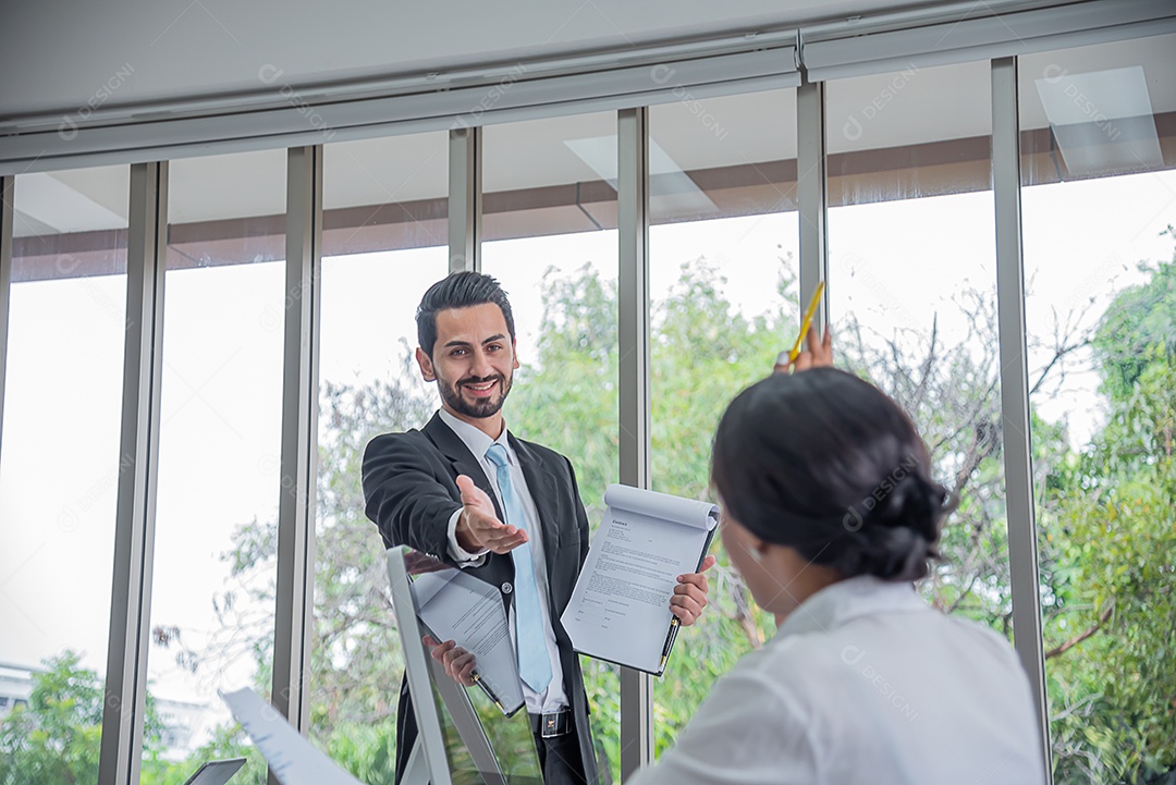 Chefe convida mulheres a expressarem suas opiniões em sala de reunião