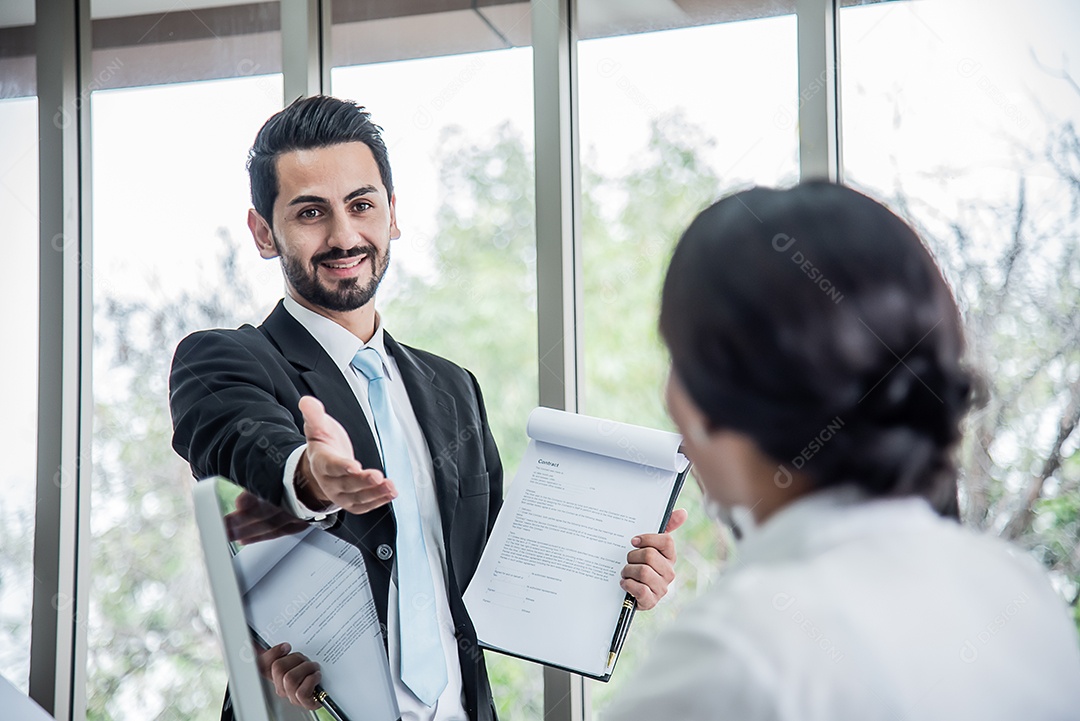 Chefe convida mulheres a expressarem suas opiniões em sala de reunião