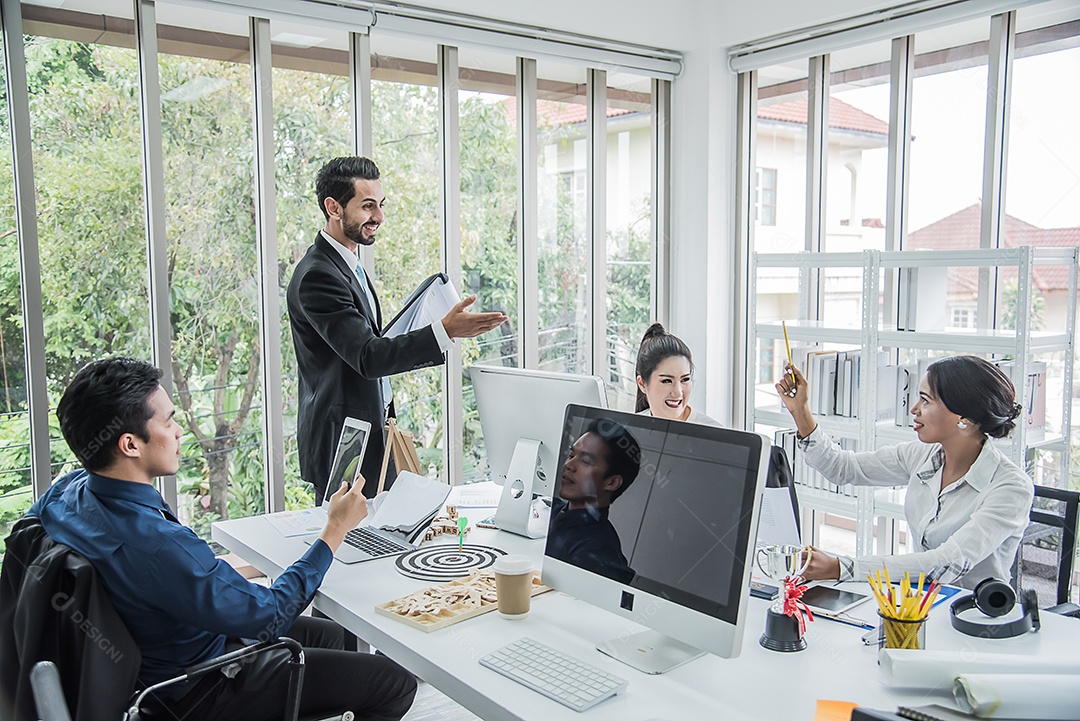 Chefe convida mulheres a expressarem suas opiniões na sala de reunião