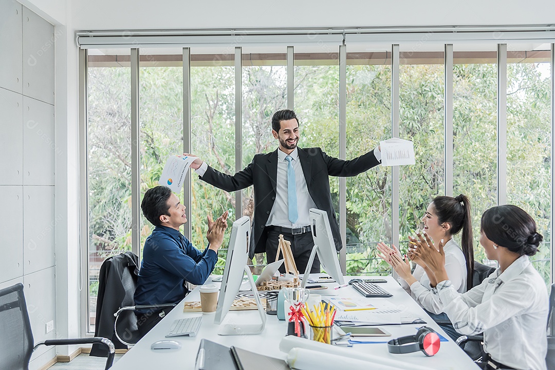 Chefe presente projeto finalizado, empresários batem palmas
