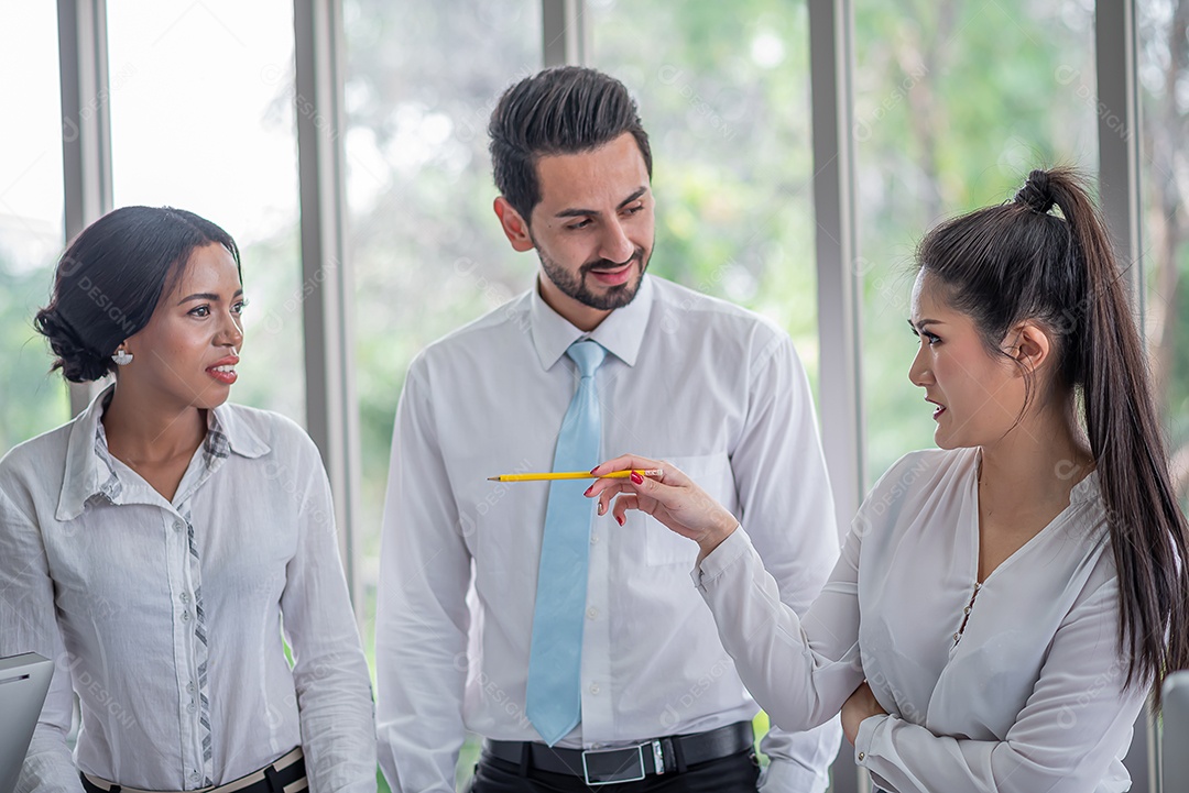 Pessoas de negócios se encontrando e discutindo conversas