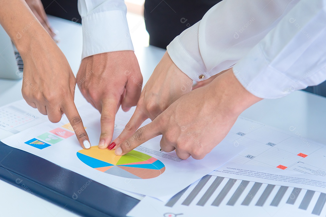 Pessoas de negócios apontando o dedo para o gráfico de pizza de alvo de vendas