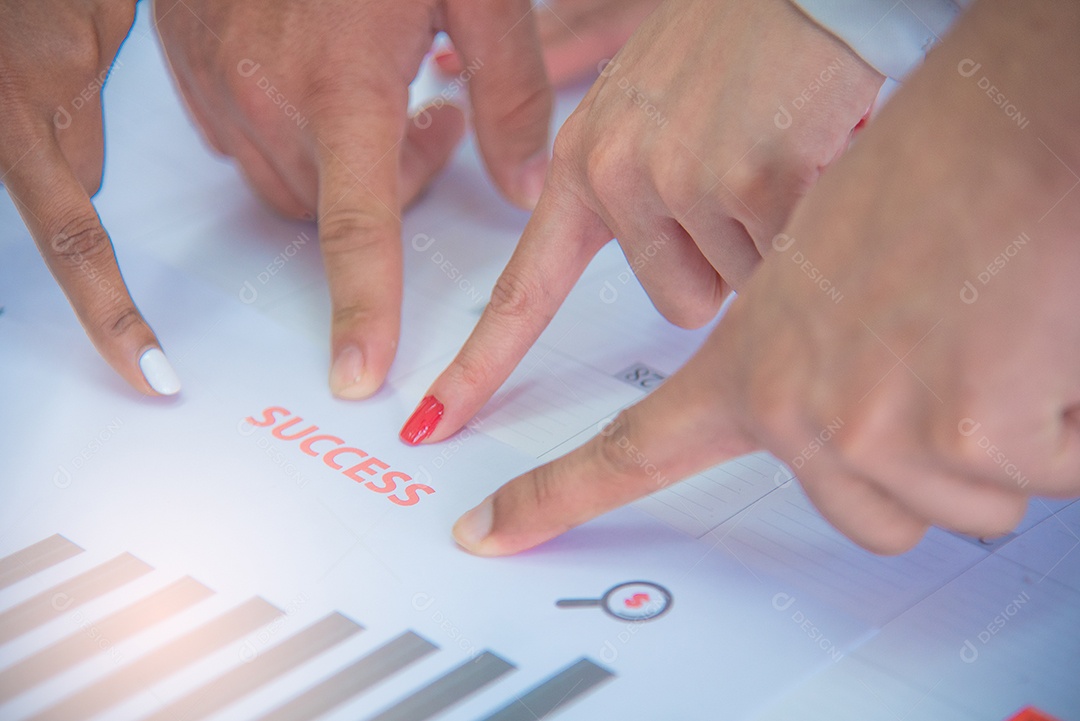 Pessoas de negócios apontando o dedo para o sucesso do texto