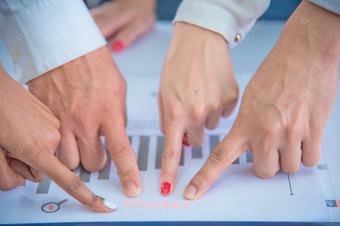 Pessoas de negócios apontando o dedo para o sucesso do texto