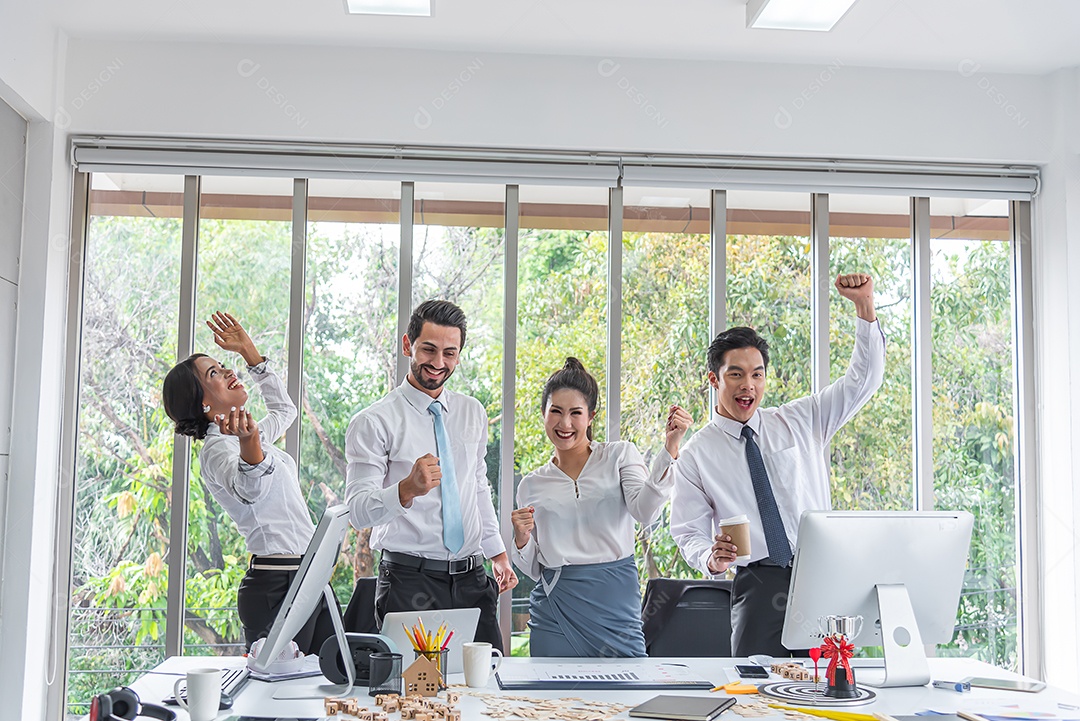 Pessoas de negócios dançando alegremente no escritório moderno