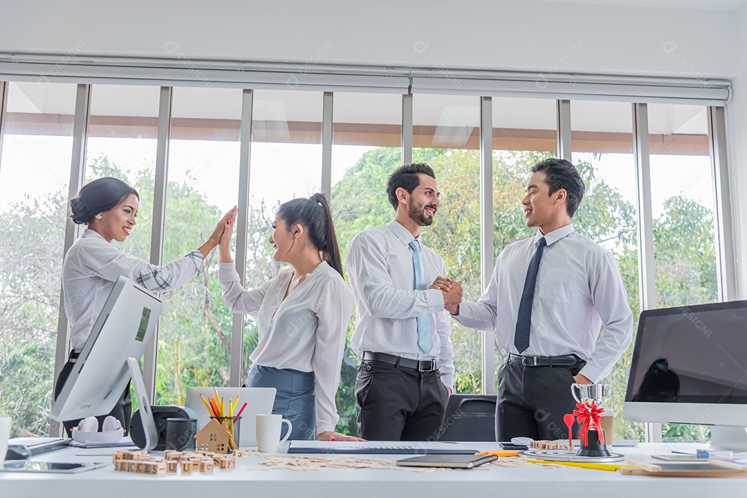 Empresários apertando as mãos e criando unidade na organização