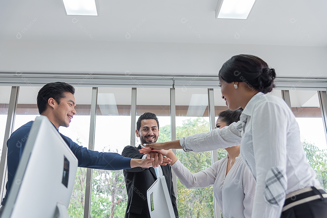 Pessoas de negócios em pé com as mãos juntas pela unidade, trabalho em equipe