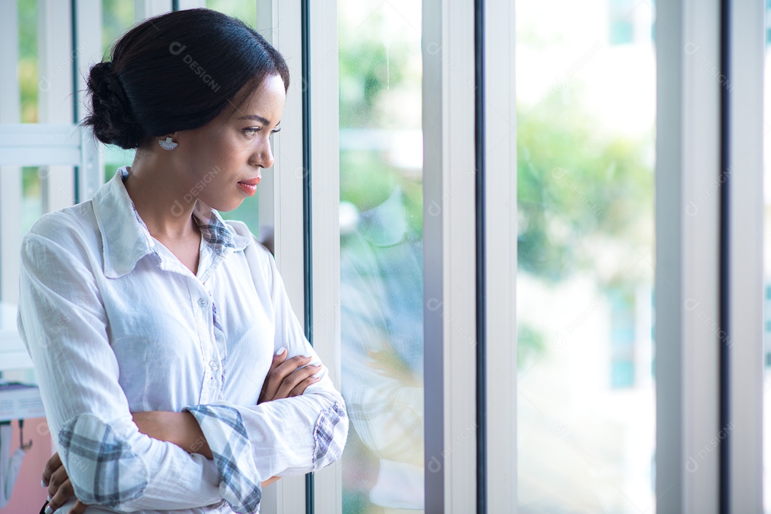 Empresária olhando na varanda ou janela