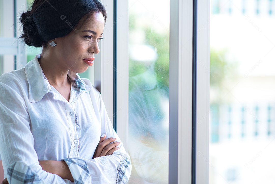 Empresária olhando na varanda ou janela