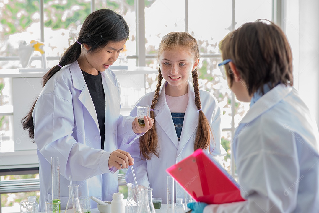 As crianças do grupo estudam assuntos científicos e fazem experimentos