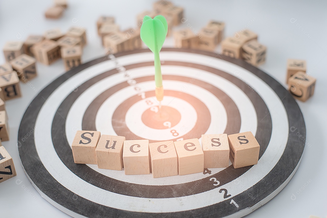 Dardo no centro é marcado com uma palavra de sucesso de madeira