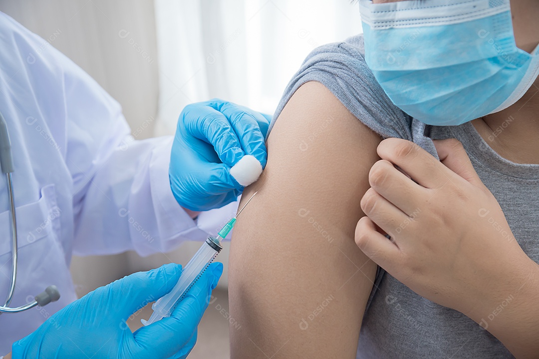 Os emplastros medicinais da vara do doutor dão a menina depois de ser vacina cobiçosa.