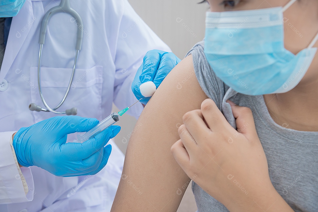 Os emplastros medicinais da vara do doutor dão a menina depois de ser vacina