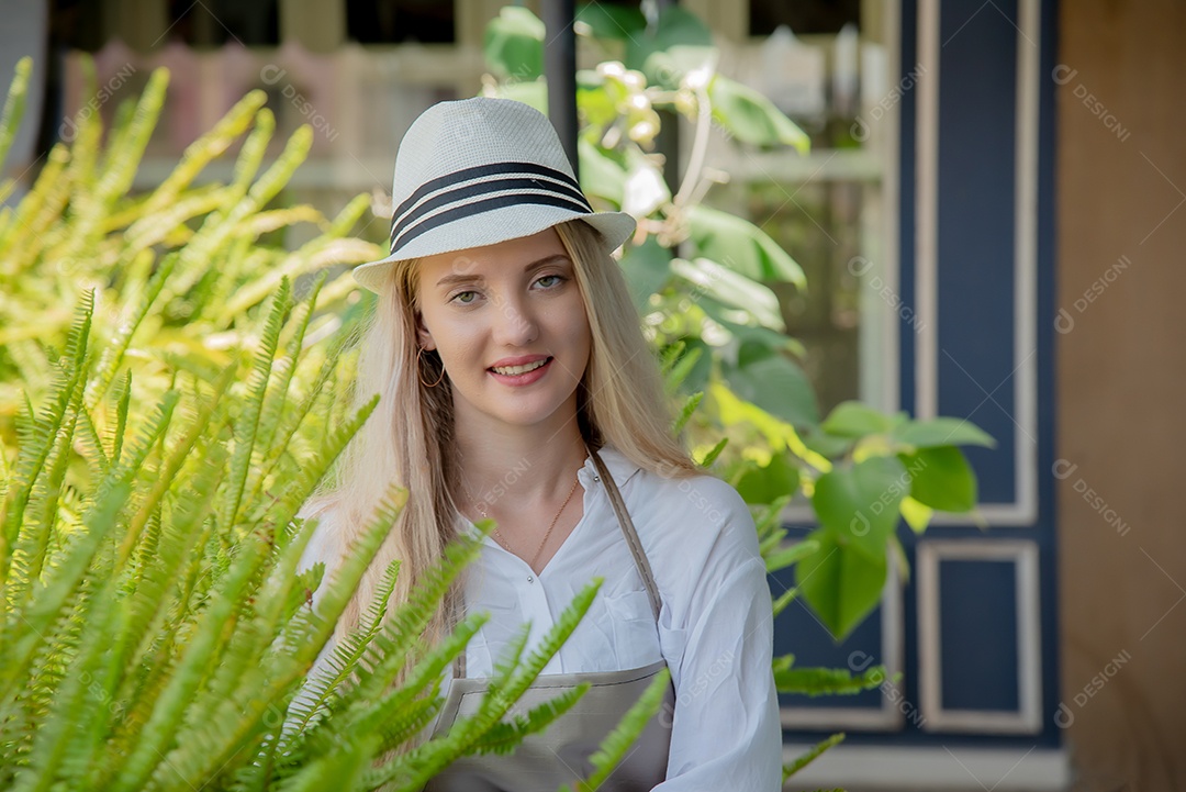 Mulher feliz possuindo floricultura e recebendo pedidos online