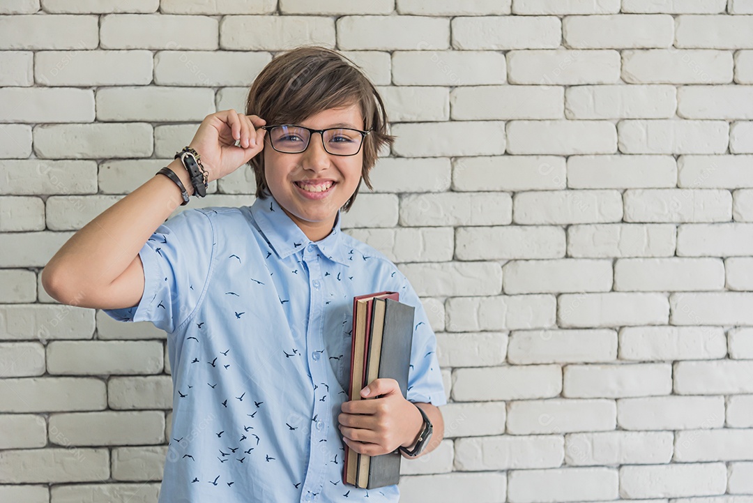 Estudantes internacionais usando óculos se concentram na leitura para o final