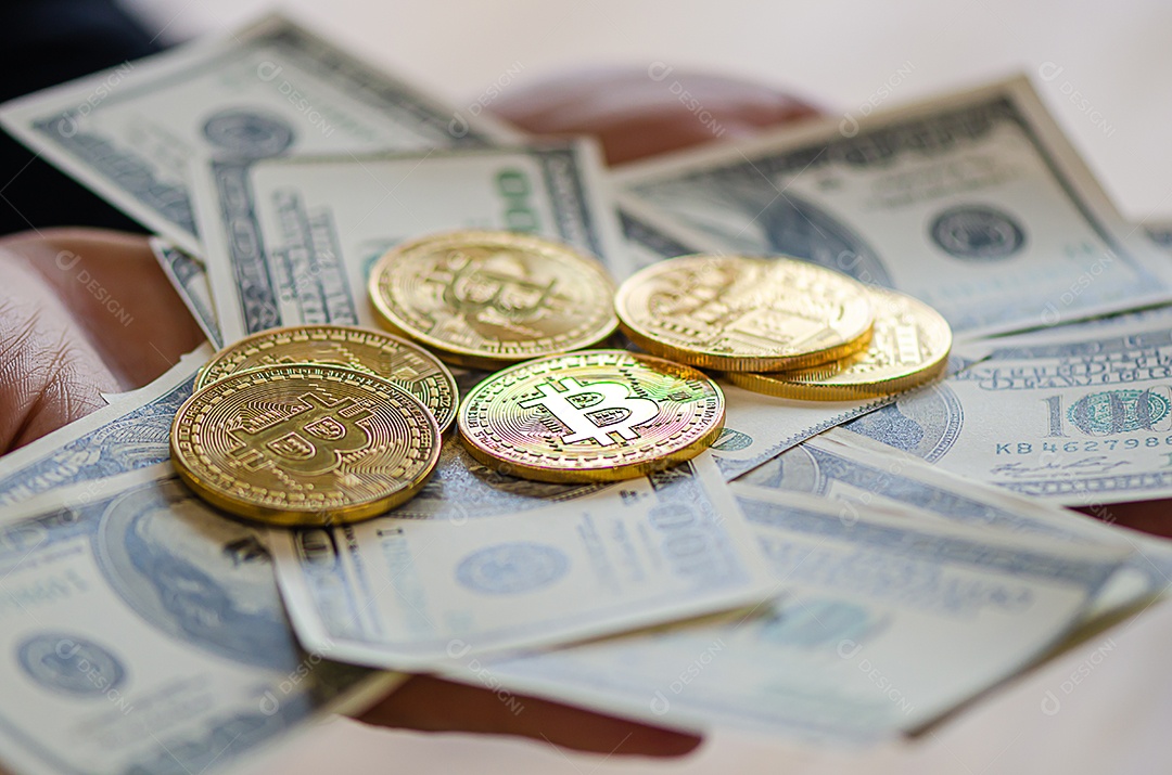 Homem segurando bitcoins coloque na nota de banco ou dólar