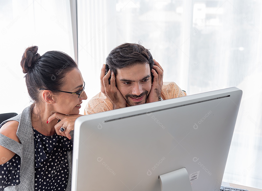 Filho usando fones de ouvido para falar online com sua família e mãe
