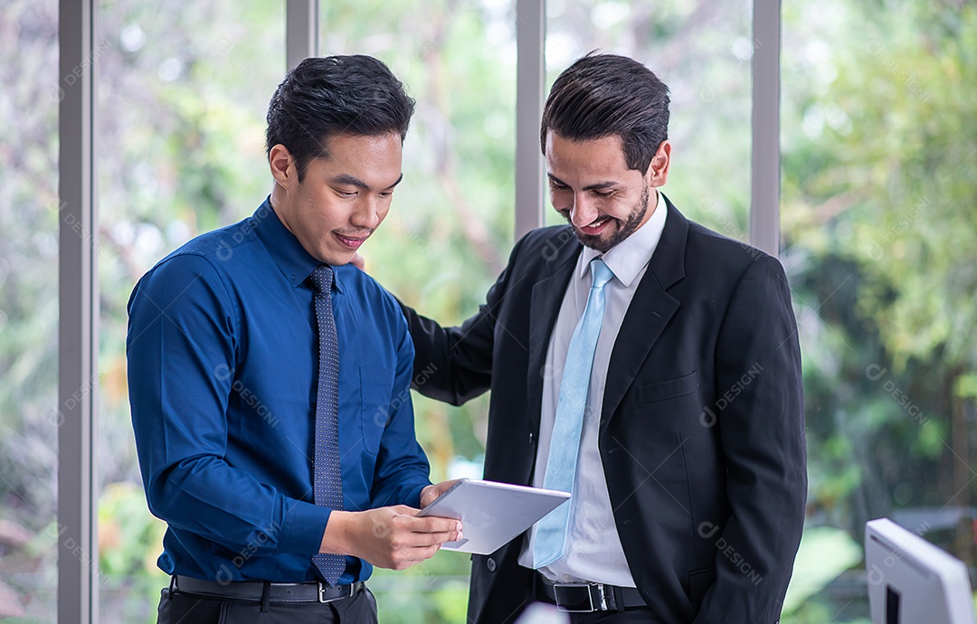 Equipe apresenta o tablet mostrando o e-mail ou o progresso do trabalho para o gerente