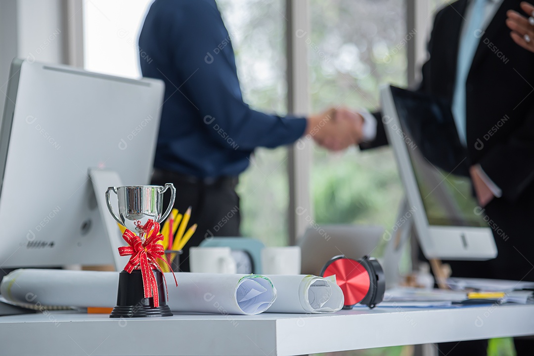 Troféus são dados a funcionários ou metas de vendas que se destacam