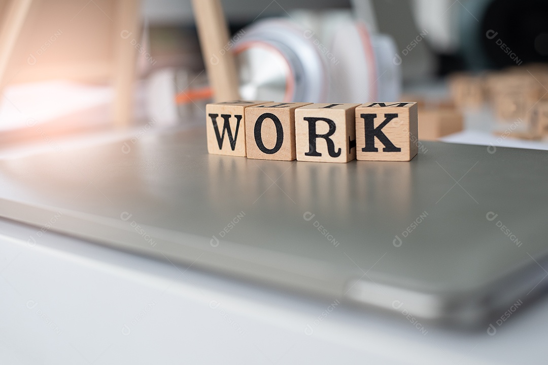 Trabalho de palavra de madeira no notebook