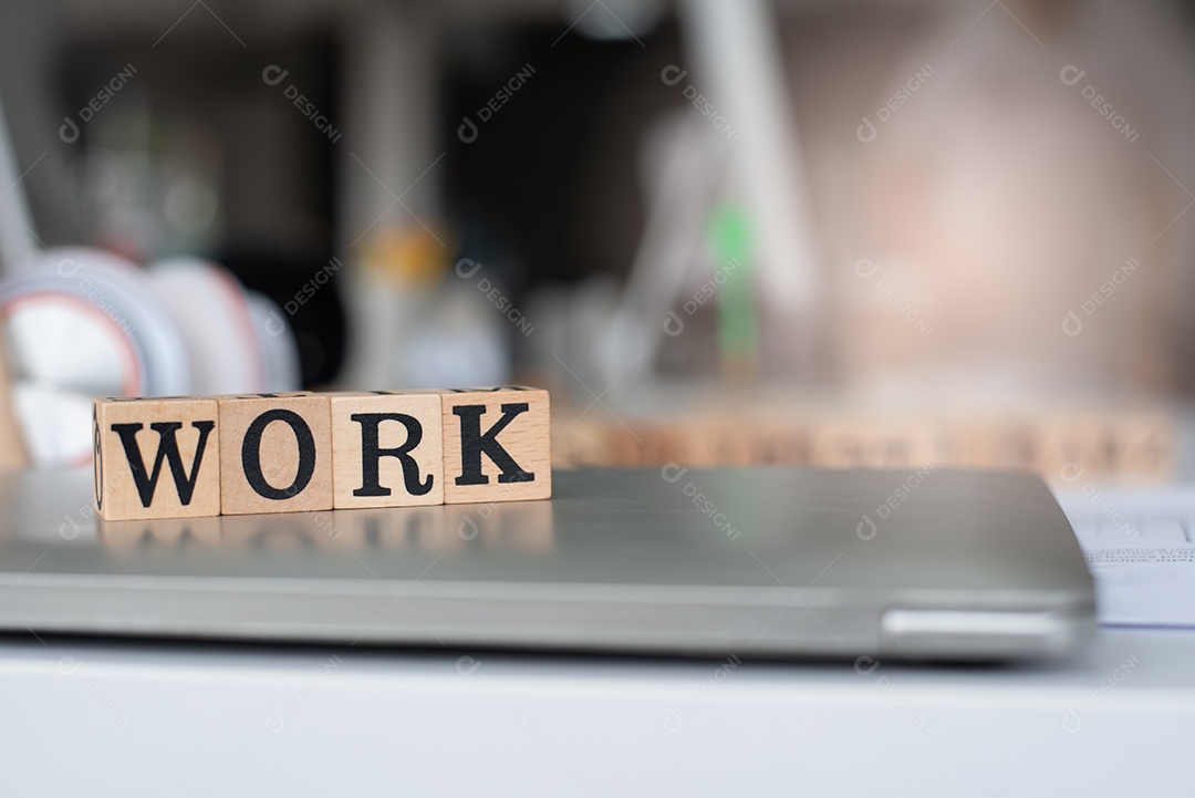 Trabalho de palavra de madeira no notebook com espaço de cópia