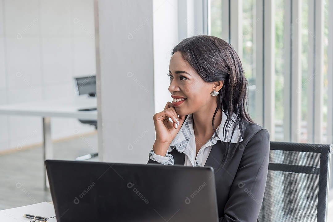 Mulher de negócios africana trabalhando no escritório usando computador e fina