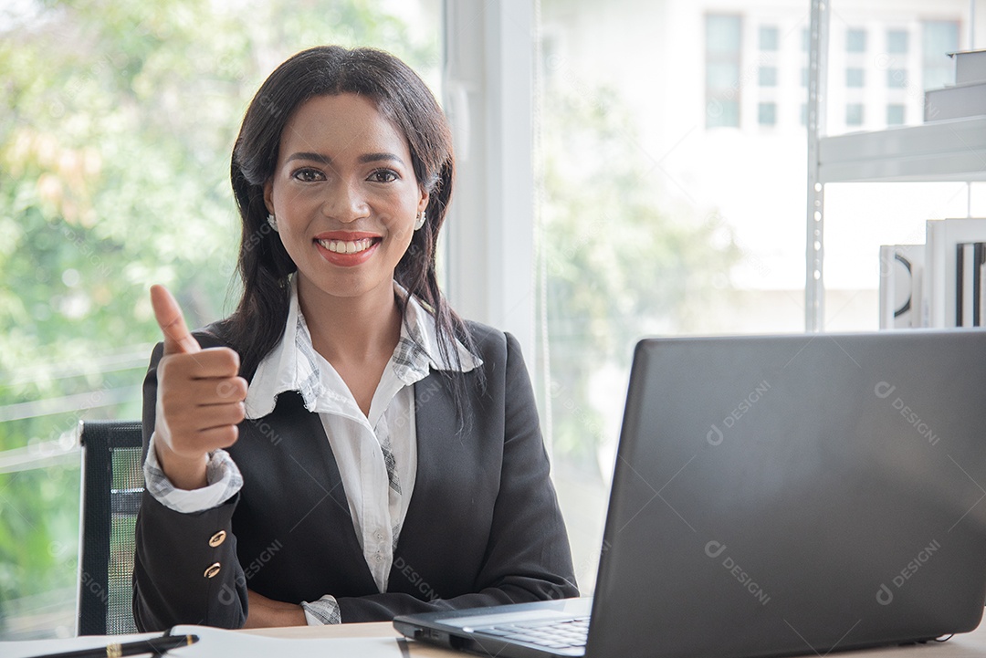 Mulher de negócios africana trabalhando no escritório usando computador