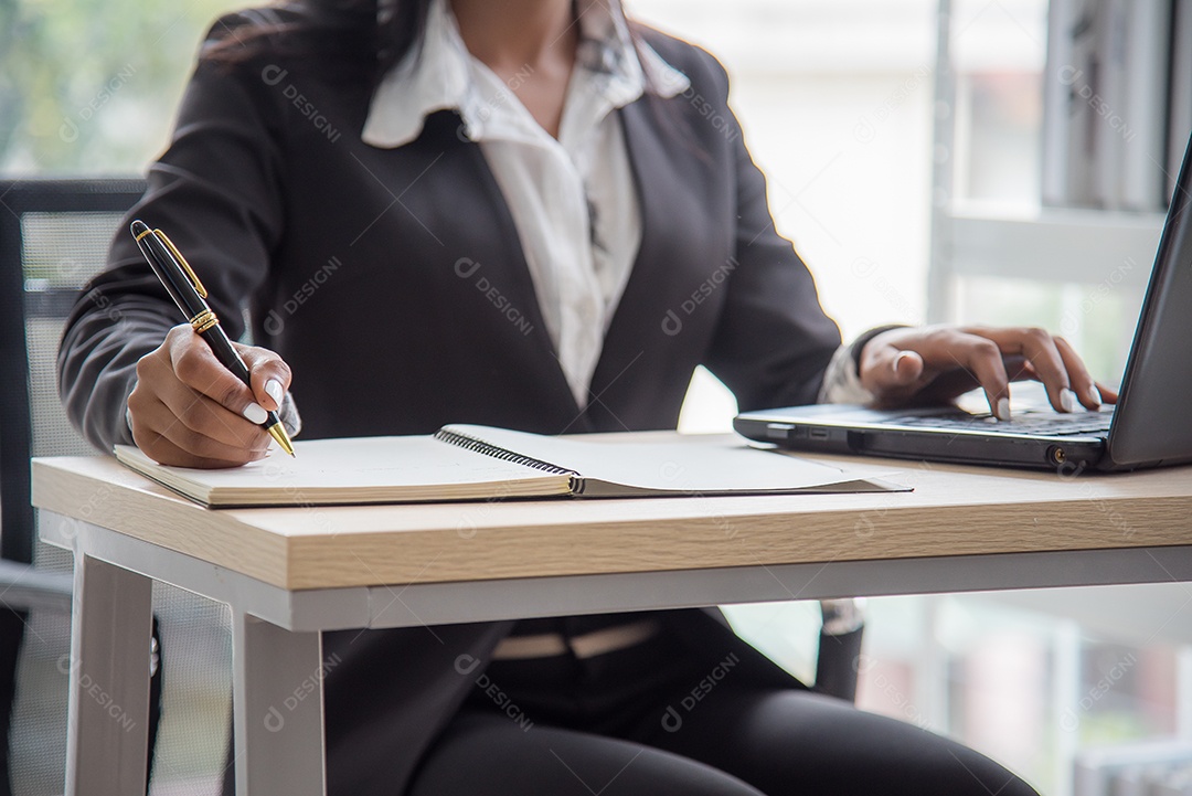 Mulher de negócios africana trabalhando no escritório usando computador