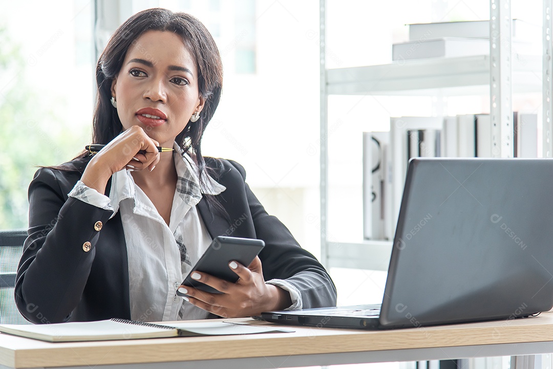 Mulher de negócios africana trabalhando no escritório usando computador