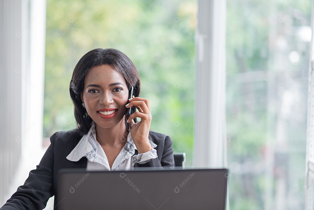 Mulher de negócios africana trabalhando no escritório usando conversa de computador