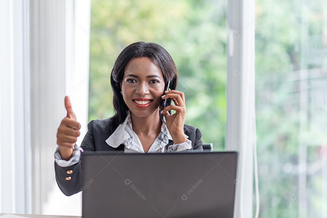Mulher de negócios africana trabalhando no escritório usando conversa de computador