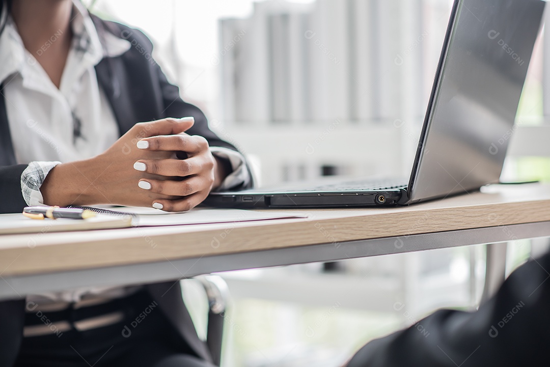 Mulheres de negócios africanas conversando com homens de negócios concordando