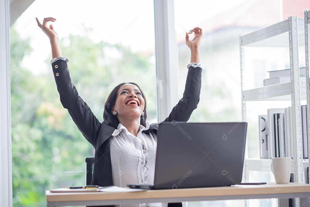 Empresária africana levantando os braços para parabenizar o projeto