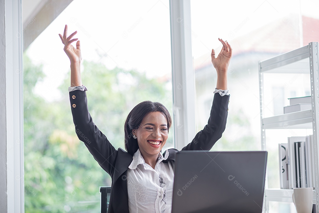 Empresária africana levantando os braços para parabenizar o projeto