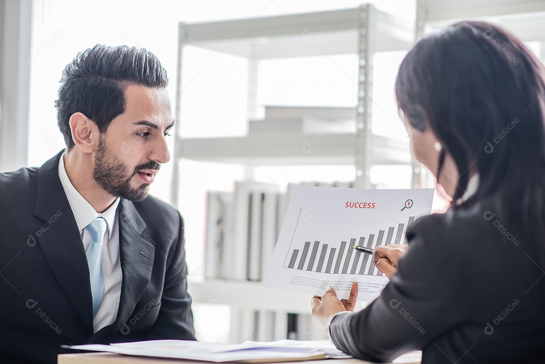 Empresária africana fala com empresário ou parceiro