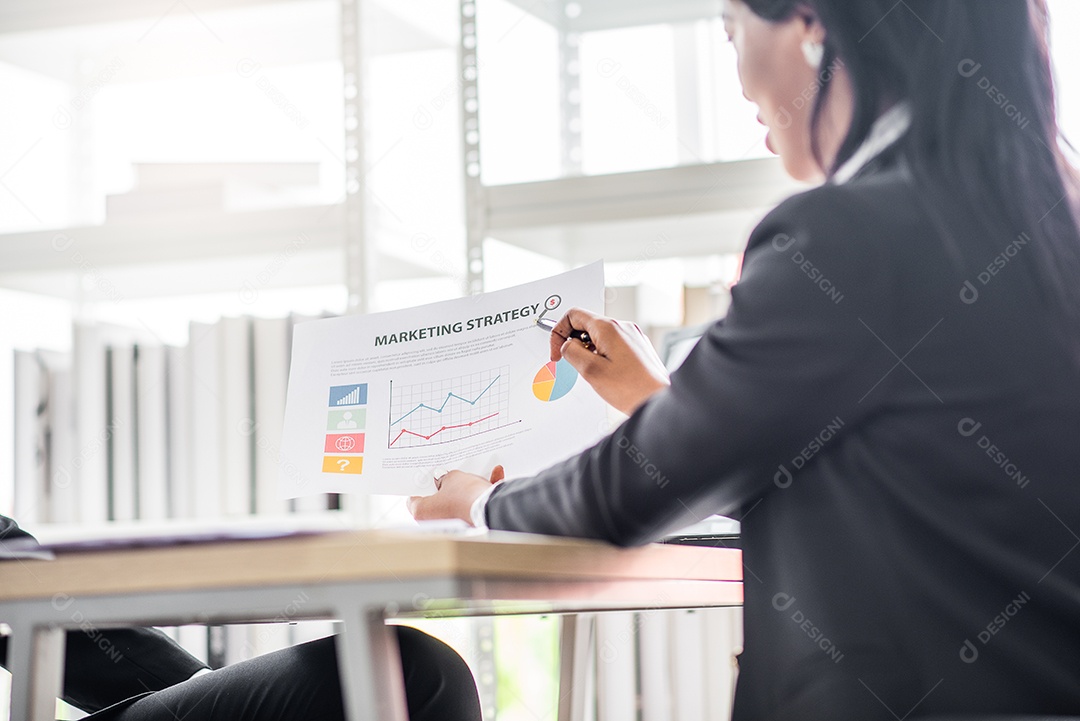 Empresária africana fala com empresário ou parceiro