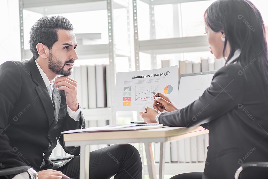 Empresária africana fala com empresário ou parceiro