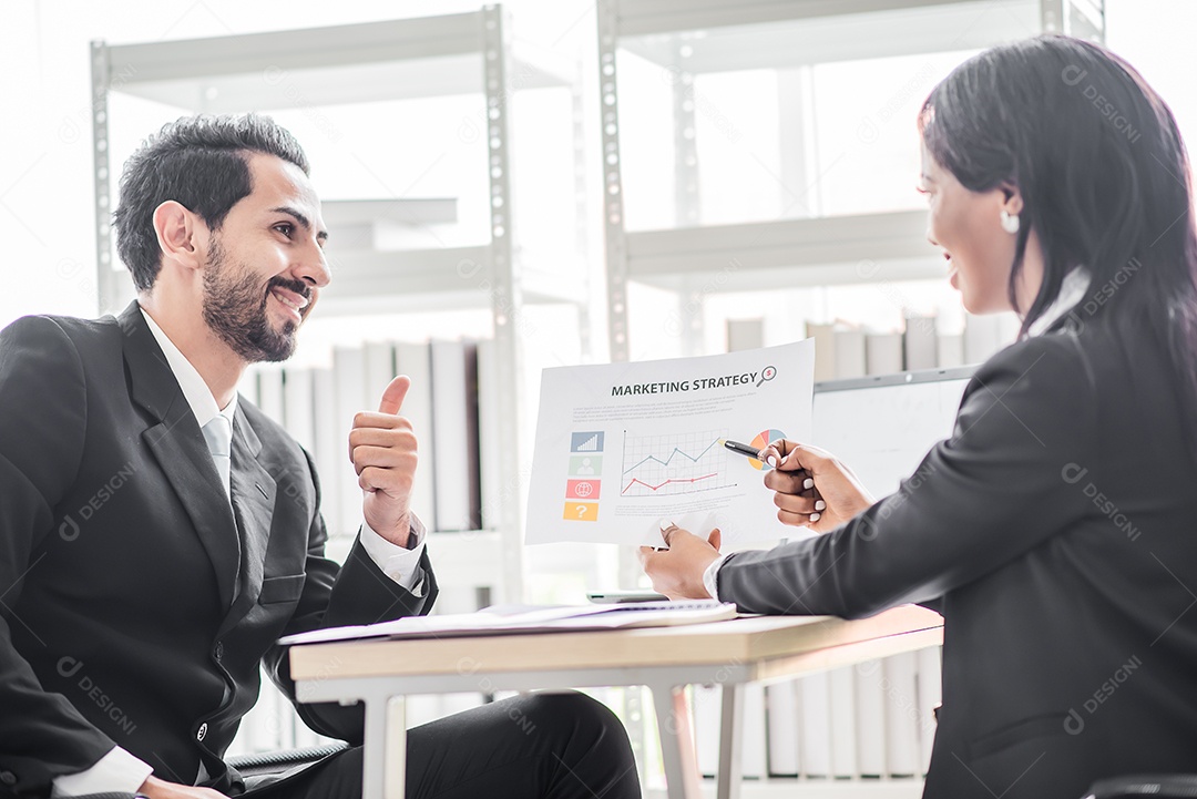 Empresária africana fala com empresário ou parceiro