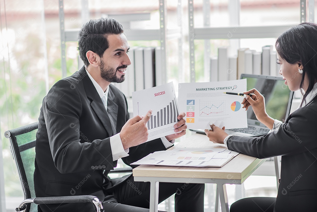 Empresária africana fala com empresário ou parceiro